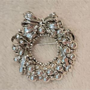 ❤️🎄🛍 VINTAGE Elegant Silver Wreath Brooch